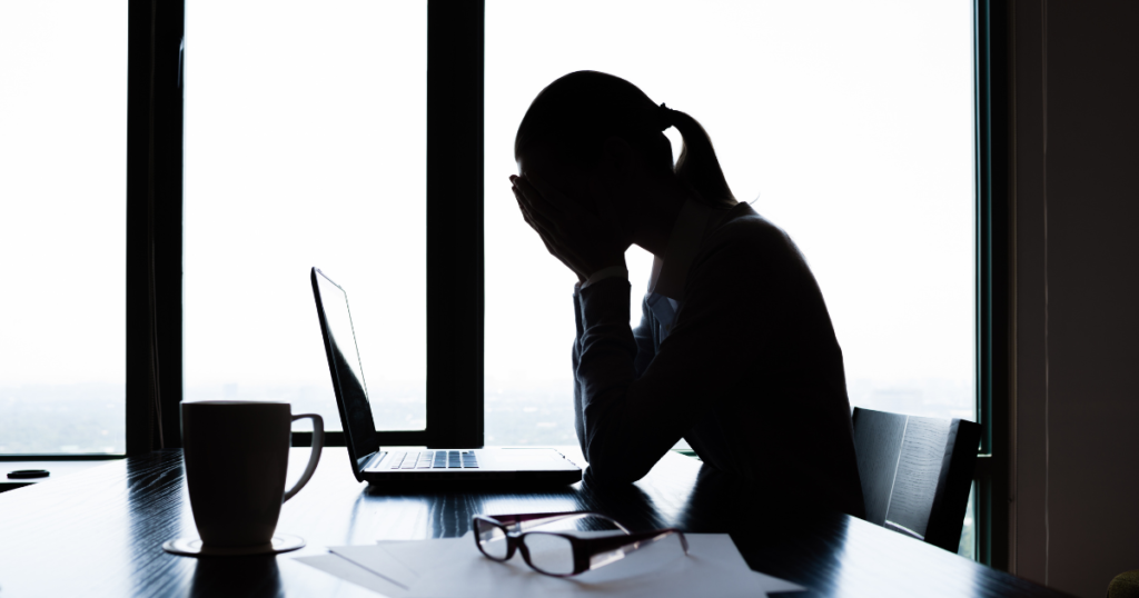 グリーフケアセッションあまやどり・パソコン前で悲しむ女性の姿