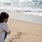 「なんとなく怖い」のはなぜ？離婚・お金・生活の変化で感じるグリーフ　海辺で悩む女性