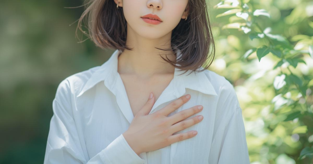 胸に手をあてる女性ー心身相関