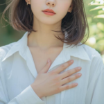 胸に手をあてる女性ー心身相関